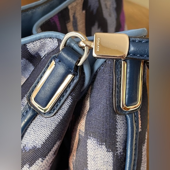 Coach purse. Rare fabric print. Leather and brass. EUC. No flaws. Pockets! - Picture 5 of 10